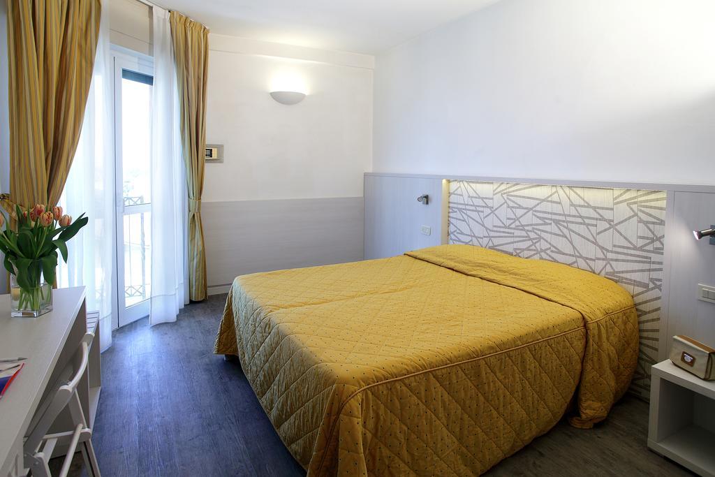 מרינה די פיאטרסנטה Arianna Hotel חדר תמונה